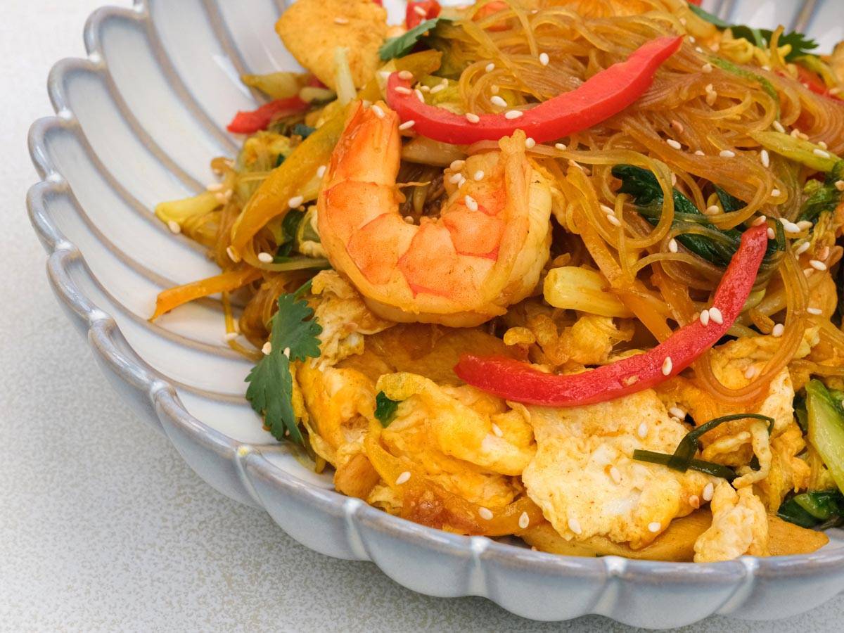 Лапша по-сингапурски с курицей и креветками