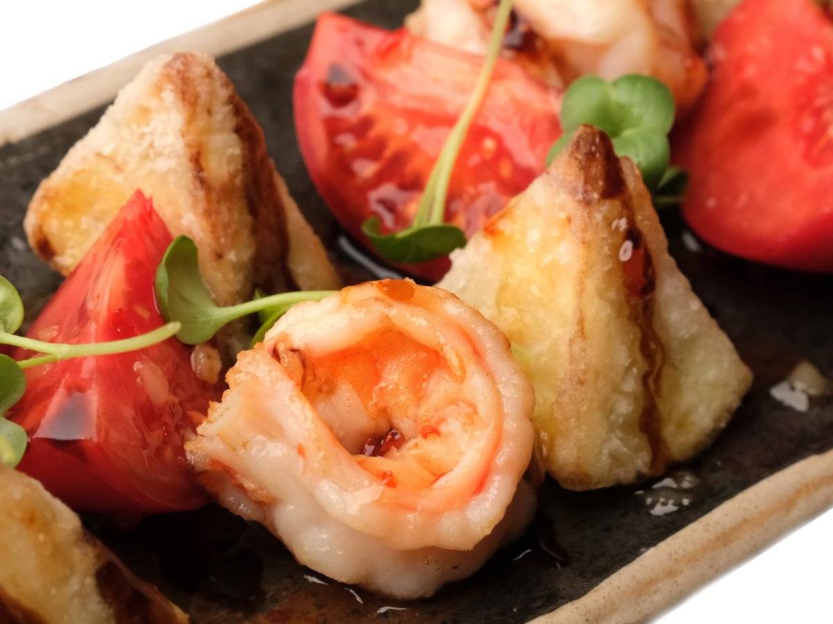 Салат с хрустящими баклажанами и креветками